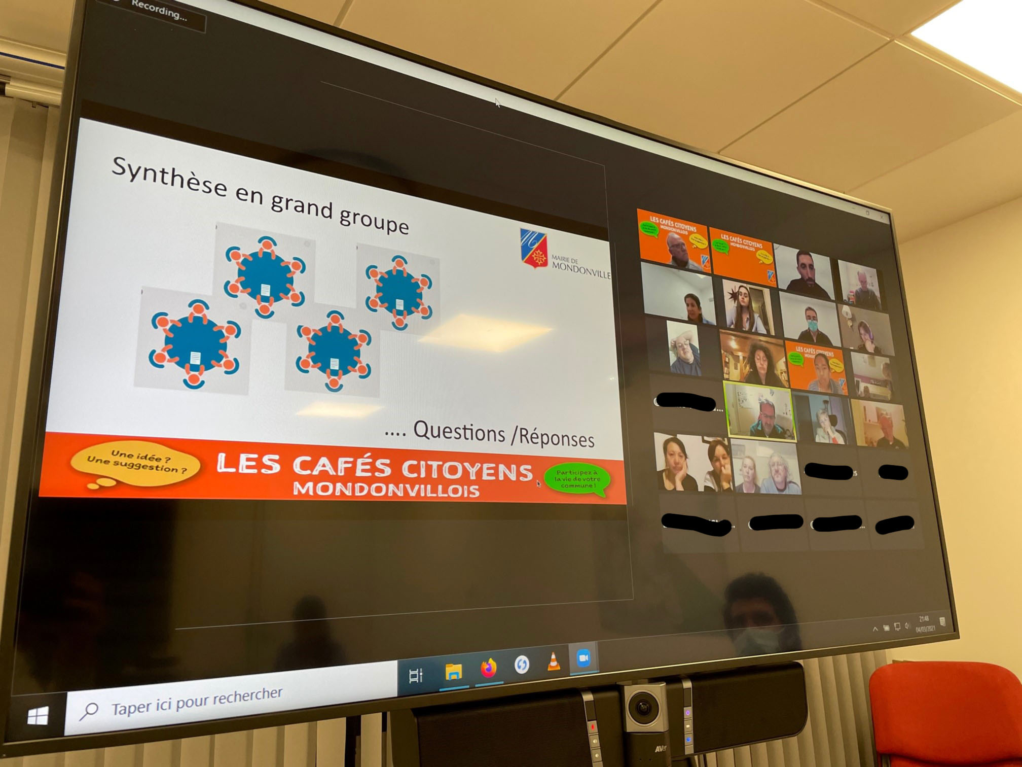 Photo de l'écran de visio-conférence sur laquelle nous voyons le power point ainsi que les participants au café citoyen